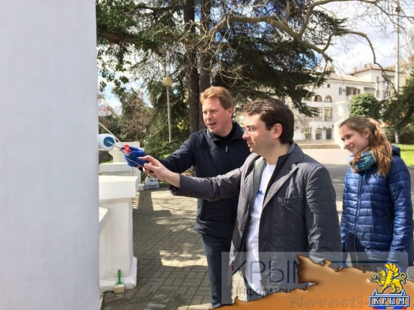 Овсянников и замминистра ЖКХ РФ на городском субботнике закрасили рекламу наркотиков (ФОТО) - «Спорт Крыма»