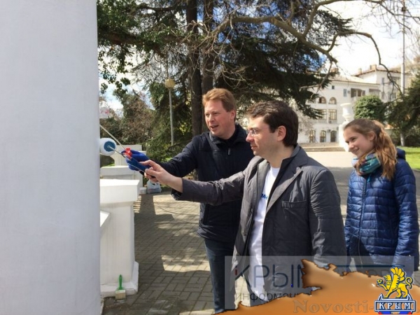 Овсянников и замминистра ЖКХ РФ на городском субботнике закрасили рекламу наркотиков (ФОТО) - «Спорт Крыма»