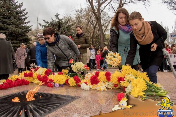 Митинги «Вместе против террора» прошли по всему Крыму: поддержать жителей Санкт-Петербурга вышли десятки тысяч крымчан (ФОТО) - «Спорт Крыма» Митинги «Вместе против террора» прошли по всему Крыму: поддержать жителей Санкт-Петербурга вышли десятки тысяч крымчан (ФОТО) - «Спорт Крыма»