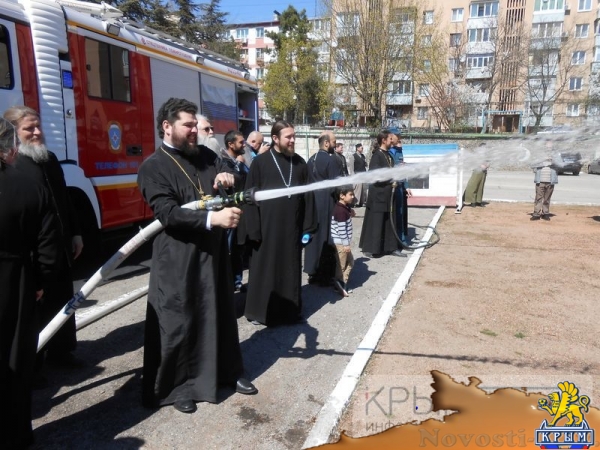 Береженого Бог бережет. Симферопольские священнослужители отработали навыки пожаротушения (ФОТО) - «Общество Крыма»