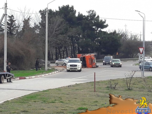 В Севастополе перевернулся грузовик с песком (ФОТО)  - «Происшествия» В Севастополе перевернулся грузовик с песком (ФОТО)  - «Происшествия»