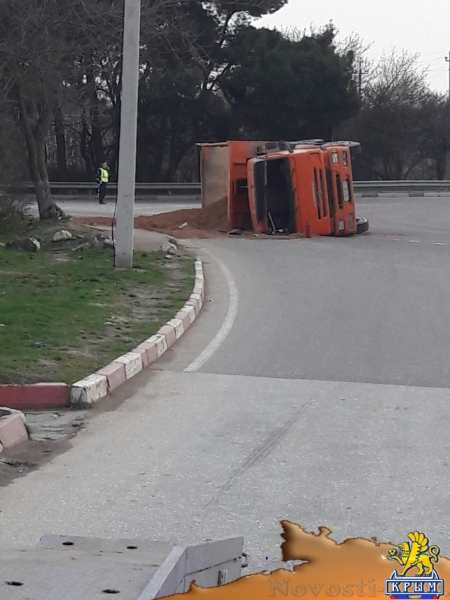В Севастополе перевернулся грузовик с песком (ФОТО)  - «Происшествия» В Севастополе перевернулся грузовик с песком (ФОТО)  - «Происшествия»