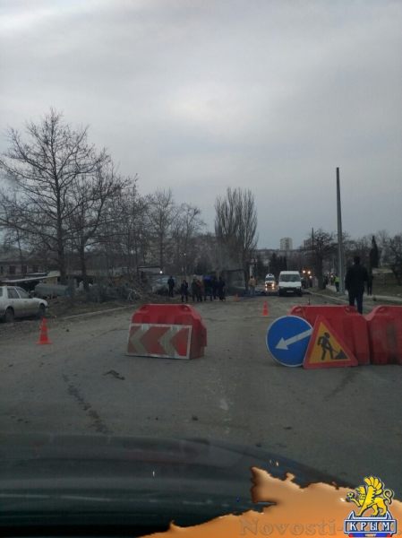 В Севастополе грузовик с асфальтом врезался в дерево и перевернулся: водитель погиб (ФОТО, ВИДЕО)  - «Происшествия»