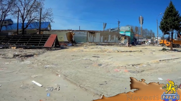 Непобедимые: Масштабный снос не помешал "стихийщикам" бойко торговать у Центрального рынка (ФОТО) - «Симферополь»