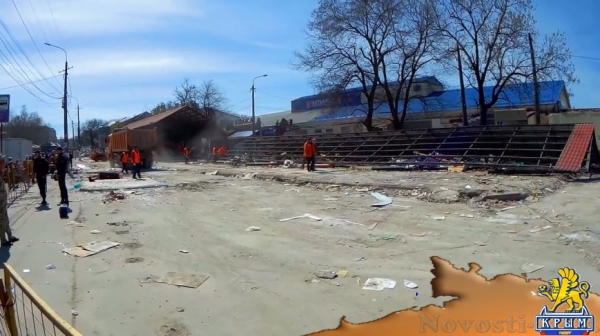 Непобедимые: Масштабный снос не помешал "стихийщикам" бойко торговать у Центрального рынка (ФОТО) - «Симферополь»