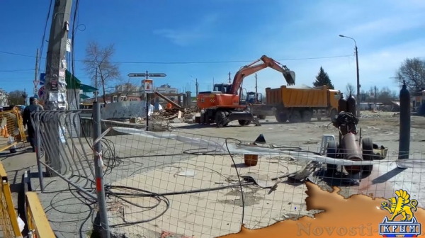 Непобедимые: Масштабный снос не помешал "стихийщикам" бойко торговать у Центрального рынка (ФОТО) - «Симферополь»