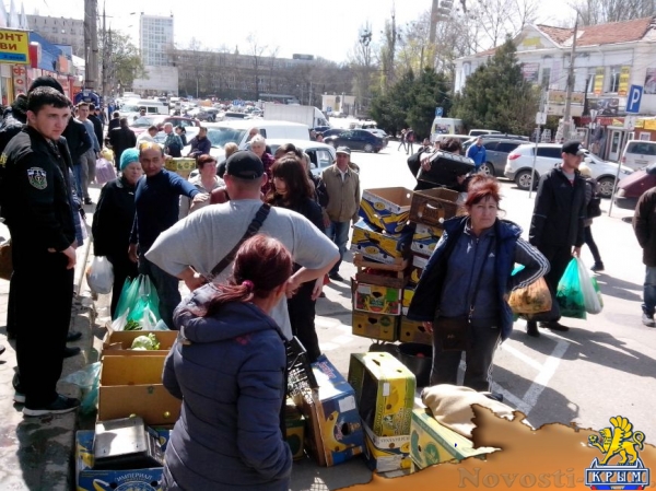 Непобедимые: Масштабный снос не помешал "стихийщикам" бойко торговать у Центрального рынка (ФОТО) - «Симферополь»