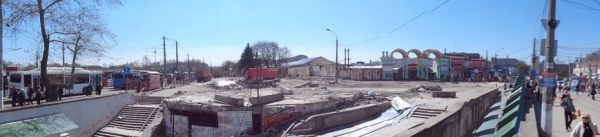 Непобедимые: Масштабный снос не помешал "стихийщикам" бойко торговать у Центрального рынка (ФОТО) - «Симферополь»