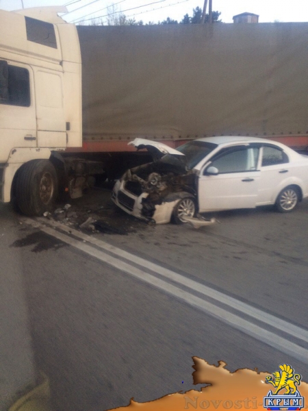 Под Симферополем легковушка врезалась в фуру: пострадавших увезла «скорая» - «Происшествия»