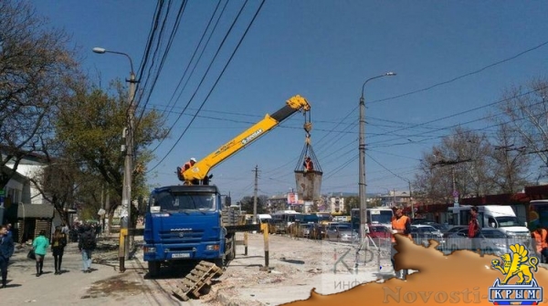 Рабочие нестандартно применили мусорные баки для сноса микрорынка на улице Козлова в Симферополе (ФОТО, ВИДЕО) - «Общество Крыма»