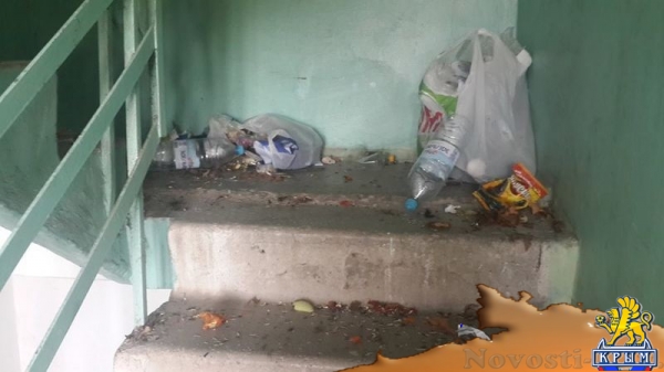Ялтинцы стали складывать мусор прямо в подъездах - «Общество»