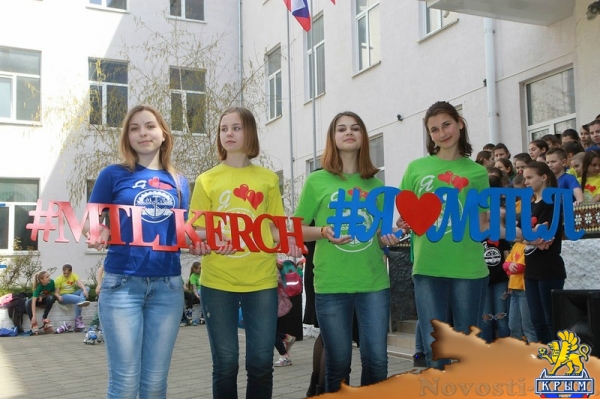 Морской технический лицей отметил день рождения флешмобом - «Керчь» Морской технический лицей отметил день рождения флешмобом - «Керчь»