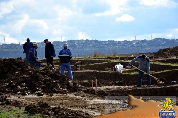 Археологи обнаружили захоронение скифских воинов в ходе раскопок на автоподходах к Крымскому мосту в Керчи (ФОТО) - «Культура Крыма» Археологи обнаружили захоронение скифских воинов в ходе раскопок на автоподходах к Крымскому мосту в Керчи (ФОТО) - «Культура Крыма»