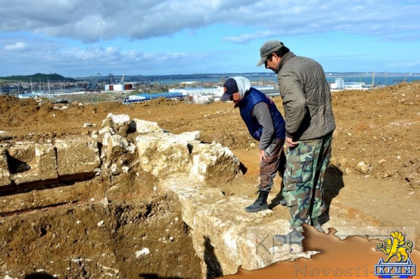 Археологи обнаружили захоронение скифских воинов в ходе раскопок на автоподходах к Крымскому мосту в Керчи (ФОТО) - «Культура Крыма» Археологи обнаружили захоронение скифских воинов в ходе раскопок на автоподходах к Крымскому мосту в Керчи (ФОТО) - «Культура Крыма»
