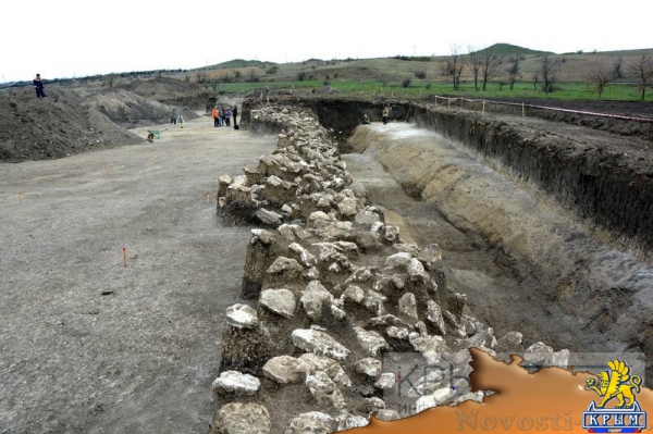 Археологи обнаружили захоронение скифских воинов в ходе раскопок на автоподходах к Крымскому мосту в Керчи (ФОТО) - «Культура Крыма» Археологи обнаружили захоронение скифских воинов в ходе раскопок на автоподходах к Крымскому мосту в Керчи (ФОТО) - «Культура Крыма»