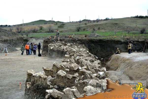 Археологи обнаружили захоронение скифских воинов в ходе раскопок на автоподходах к Крымскому мосту в Керчи (ФОТО) - «Культура Крыма» Археологи обнаружили захоронение скифских воинов в ходе раскопок на автоподходах к Крымскому мосту в Керчи (ФОТО) - «Культура Крыма»