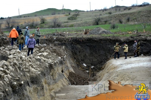 Археологи обнаружили захоронение скифских воинов в ходе раскопок на автоподходах к Крымскому мосту в Керчи (ФОТО) - «Культура Крыма» Археологи обнаружили захоронение скифских воинов в ходе раскопок на автоподходах к Крымскому мосту в Керчи (ФОТО) - «Культура Крыма»