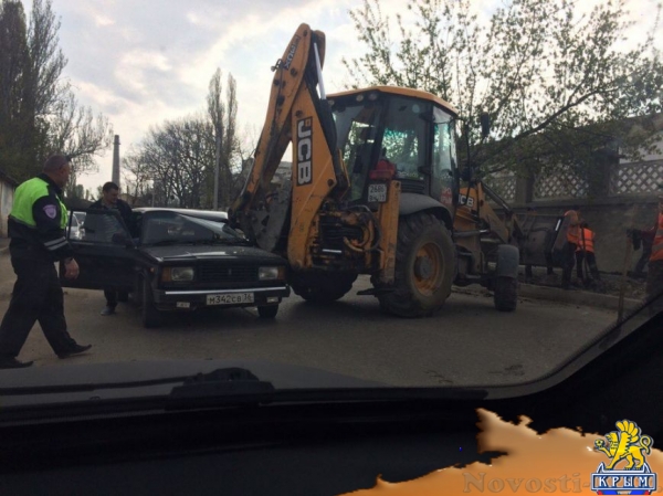 В Симферополе экскаватор ковшом придавил легковушку - «Новости Крыма»