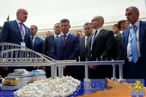 Козак и Кириенко ознакомились с выставкой инвестиционного потенциала Крыма на ЯМЭФ (ФОТО) - «Культура Крыма» Козак и Кириенко ознакомились с выставкой инвестиционного потенциала Крыма на ЯМЭФ (ФОТО) - «Культура Крыма»