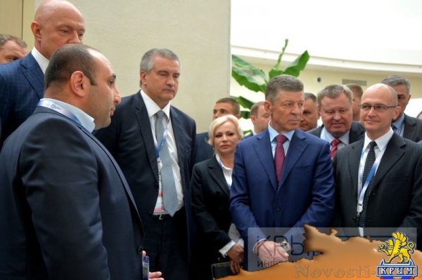 Козак и Кириенко ознакомились с выставкой инвестиционного потенциала Крыма на ЯМЭФ (ФОТО) - «Культура Крыма» Козак и Кириенко ознакомились с выставкой инвестиционного потенциала Крыма на ЯМЭФ (ФОТО) - «Культура Крыма»