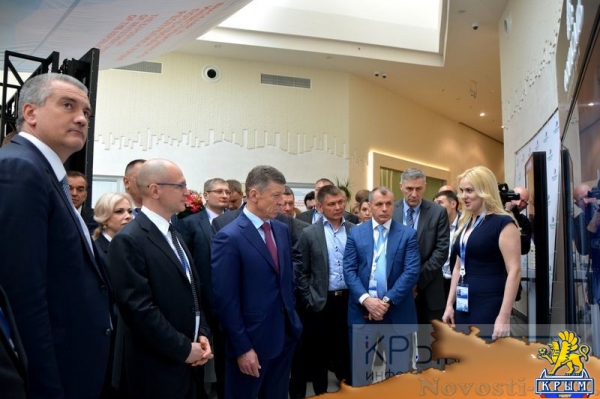 Козак и Кириенко ознакомились с выставкой инвестиционного потенциала Крыма на ЯМЭФ (ФОТО) - «Культура Крыма» Козак и Кириенко ознакомились с выставкой инвестиционного потенциала Крыма на ЯМЭФ (ФОТО) - «Культура Крыма»