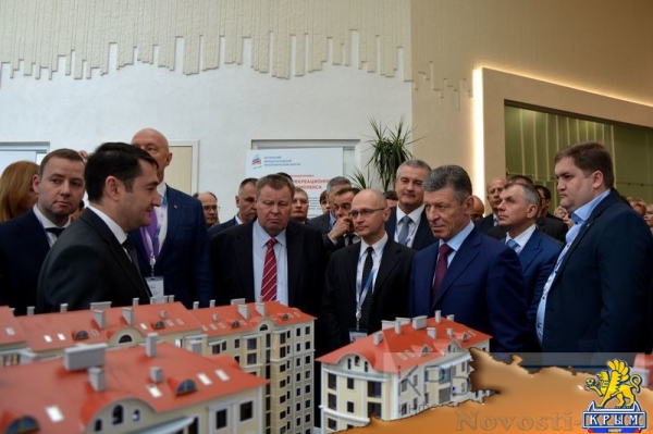 Козак и Кириенко ознакомились с выставкой инвестиционного потенциала Крыма на ЯМЭФ (ФОТО) - «Культура Крыма» Козак и Кириенко ознакомились с выставкой инвестиционного потенциала Крыма на ЯМЭФ (ФОТО) - «Культура Крыма»