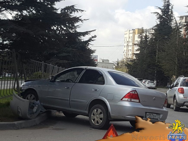 В Симферополе водитель легковушки протаранил ограждение и "попал" на 16 тысяч (ФОТО) - «Симферополь» В Симферополе водитель легковушки протаранил ограждение и "попал" на 16 тысяч (ФОТО) - «Симферополь»