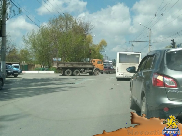 В Симферополе водитель легковушки протаранил ограждение и "попал" на 16 тысяч (ФОТО) - «Симферополь» В Симферополе водитель легковушки протаранил ограждение и "попал" на 16 тысяч (ФОТО) - «Симферополь»