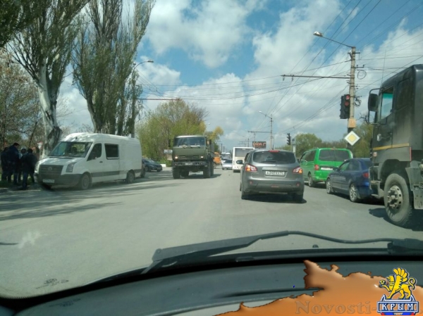 В Симферополе водитель легковушки протаранил ограждение и "попал" на 16 тысяч (ФОТО) - «Симферополь» В Симферополе водитель легковушки протаранил ограждение и "попал" на 16 тысяч (ФОТО) - «Симферополь»