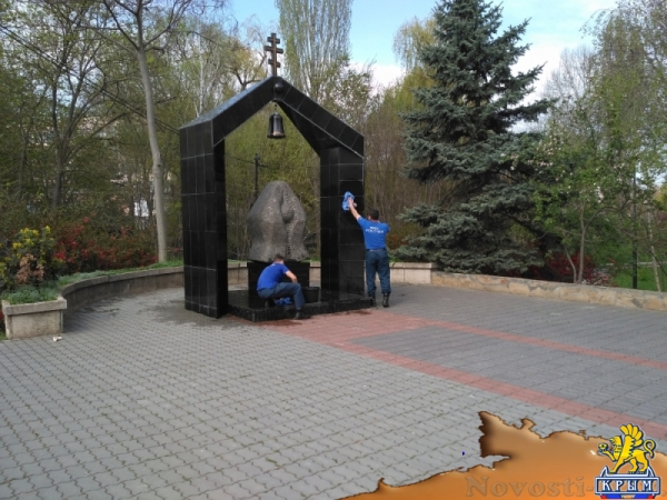 В Симферополе помыли мемориал жертвам Чернобыля (ФОТО) - «Симферополь»