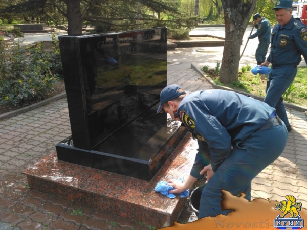 В Симферополе помыли мемориал жертвам Чернобыля (ФОТО) - «Симферополь»