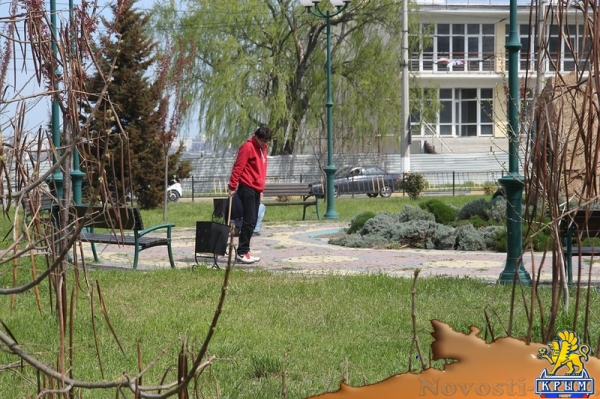 «Марафетить» к празднику сквер Воссоединения отправили чиновников - «Керчь»