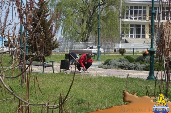 «Марафетить» к празднику сквер Воссоединения отправили чиновников - «Керчь»