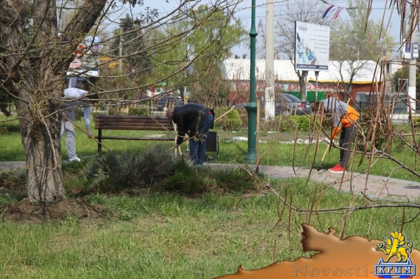 «Марафетить» к празднику сквер Воссоединения отправили чиновников - «Керчь»