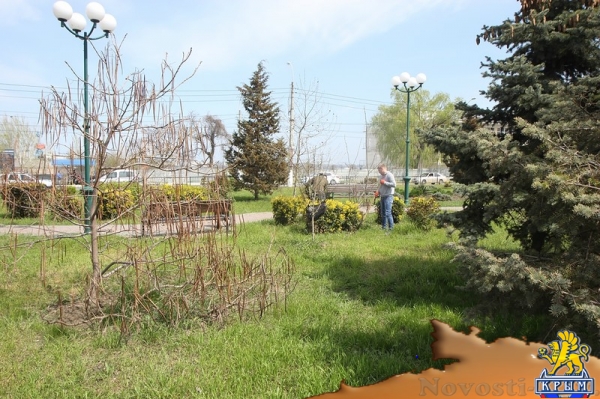 «Марафетить» к празднику сквер Воссоединения отправили чиновников - «Керчь»