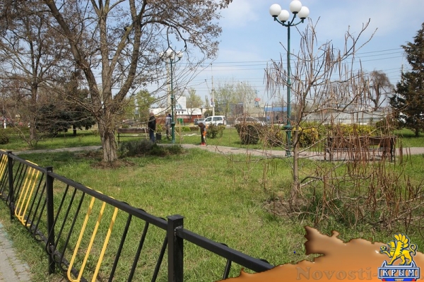 «Марафетить» к празднику сквер Воссоединения отправили чиновников - «Керчь»