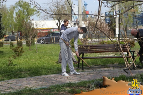 «Марафетить» к празднику сквер Воссоединения отправили чиновников - «Керчь»