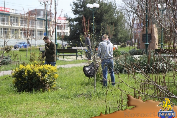 «Марафетить» к празднику сквер Воссоединения отправили чиновников - «Керчь»