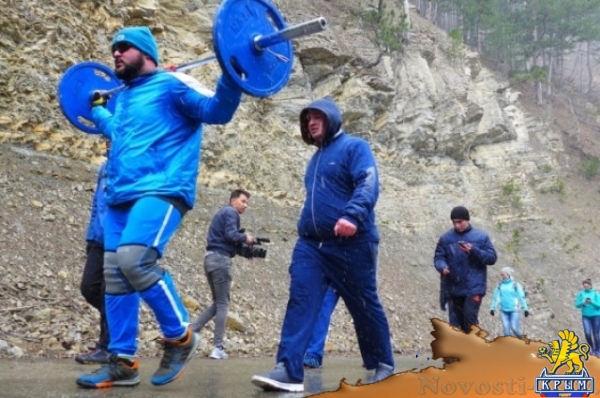 Необычные рекорды в Крыму. Силач «принёс» на вершину Ай-Петри штангу 50 кг