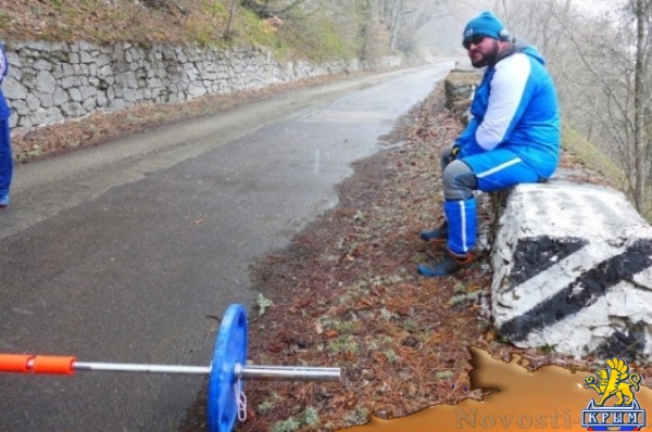 Необычные рекорды в Крыму. Силач «принёс» на вершину Ай-Петри штангу 50 кг