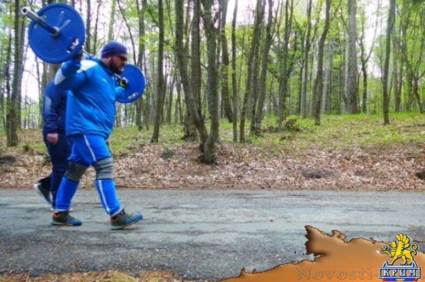 Необычные рекорды в Крыму. Силач «принёс» на вершину Ай-Петри штангу 50 кг