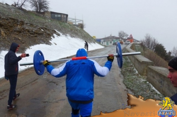 Необычные рекорды в Крыму. Силач «принёс» на вершину Ай-Петри штангу 50 кг