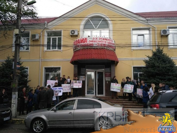 Студенты Крымского федерального университета устроили пикет и выразили недоверие ректору (ФОТО, ВИДЕО) - «Политика Крыма»