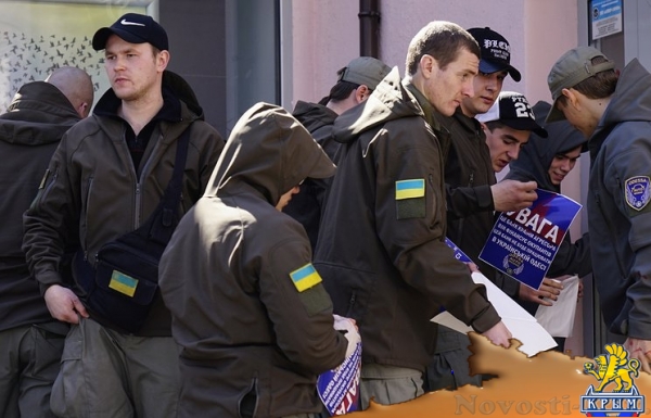 Львовские неонацисты заблокировали городское отделение Сбербанка (ФОТО) - «Политика Крыма»