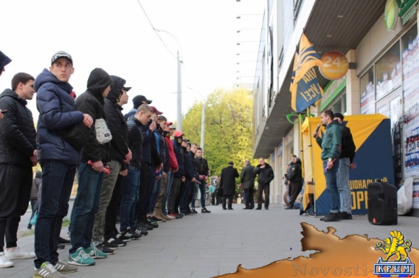 Львовские неонацисты заблокировали городское отделение Сбербанка (ФОТО) - «Политика Крыма»