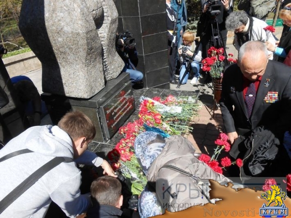 Траурный митинг в память о жертвах Чернобыльской катастрофы прошел в Симферополе (ФОТО) - «Общество Крыма» Траурный митинг в память о жертвах Чернобыльской катастрофы прошел в Симферополе (ФОТО) - «Общество Крыма»