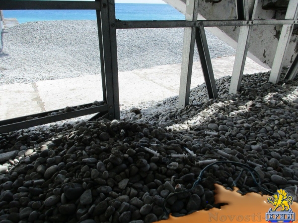 На ялтинском пляже нашли склад с использованными шприцами - «Новости Крыма»