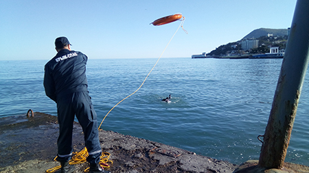 В преддверии купального сезона спасатели «КРЫМ-СПАС» отработали способы спасения пострадавшего на воде - «МЧС»