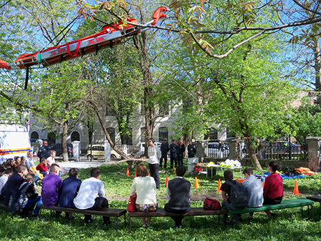 Спасатели Симферопольского отряда «КРЫМ-СПАС» провели показательные выступления для учащихся на базе Центрального музея Тавриды - «МЧС»