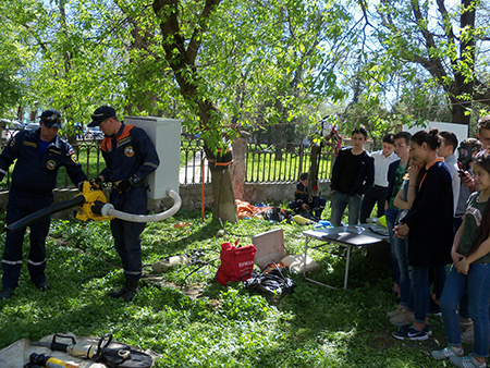 Спасатели Симферопольского отряда «КРЫМ-СПАС» провели показательные выступления для учащихся на базе Центрального музея Тавриды - «МЧС»